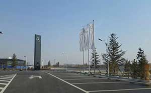 呼和浩特市奔馳4S店三根不銹鋼錐形旗桿案例 - 中出網(wǎng)-智能出入口與停車充電門戶
