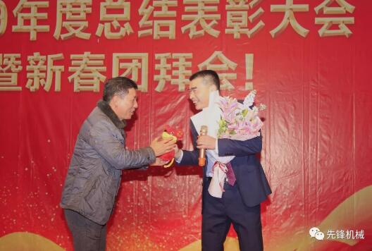 來自六分廠男高音馮云龍的獨唱《長江之歌》