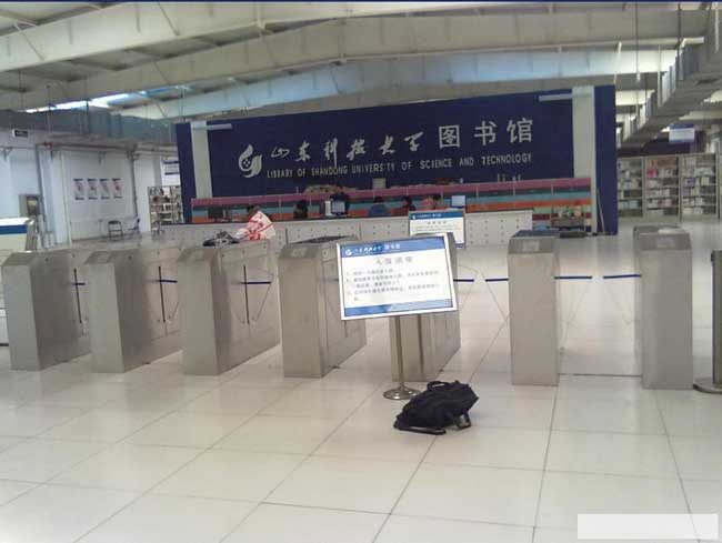 山東科技大學(xué)通道閘案例 - 中出網(wǎng)-智能出入口與停車充電門戶