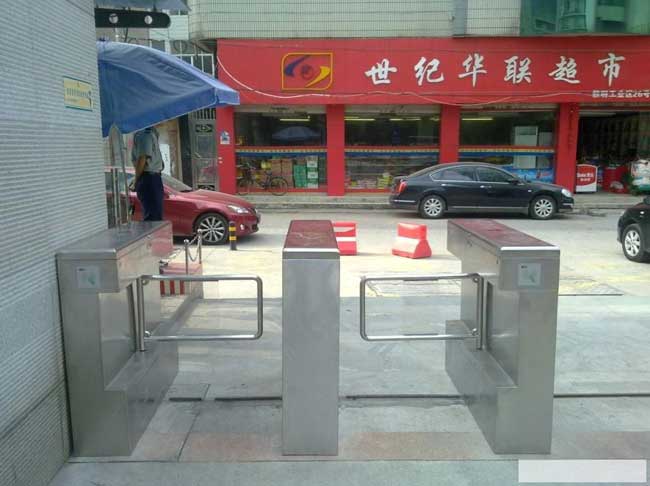 溫州黎明工業(yè)區(qū)26號(hào)對(duì)面世紀(jì)華聯(lián)超市通道閘案例 - 中出網(wǎng)-智能出入口與停車充電門(mén)戶