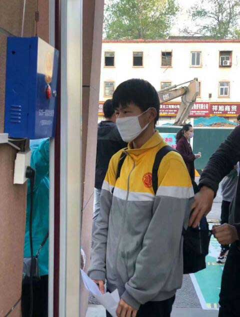 洛陽(yáng)市二十六中安裝安天下測(cè)溫安檢門(mén)案例 - 中出網(wǎng)-智能出入口與停車充電門(mén)戶