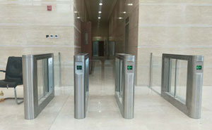 北京月壇大廈速通門案例 - 中出網(wǎng)-智能出入口與停車充電門戶