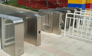 丹東濱江嘉年華水上樂園通道閘案例 - 中出網(wǎng)-智能出入口與停車充電門戶