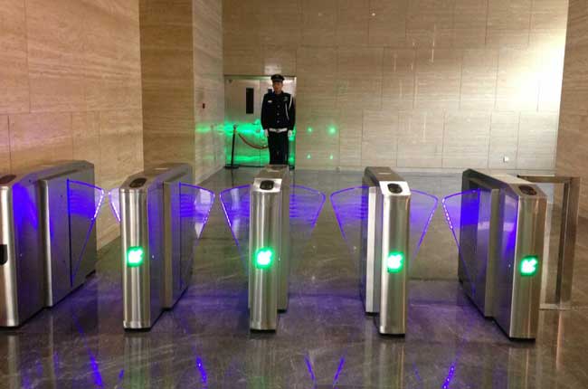 沈陽瑞鼎華航大廈通道閘案例 - 中出網-智能出入口與停車充電門戶