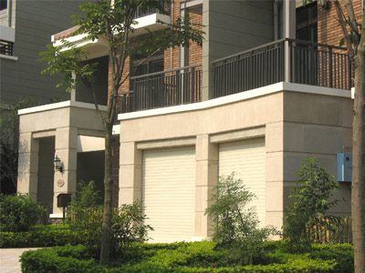 深圳圣莫麗斯花園別墅車庫門案例 - 中出網(wǎng)-智能出入口與停車充電門戶