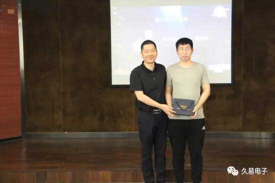 滿5年員工頒發(fā)紀(jì)念禮物