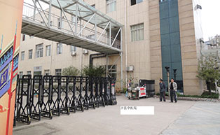 開縣中醫(yī)院伸縮門工程案例 - 中出網(wǎng)-智能出入口與停車充電門戶