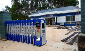 廣西高鐵派出所電動(dòng)伸縮門案例 - 中出網(wǎng)-智能出入口與停車充電門戶