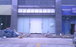 商鋪電動鋁合金卷簾門案例 - 中出網(wǎng)-智能出入口與停車充電門戶