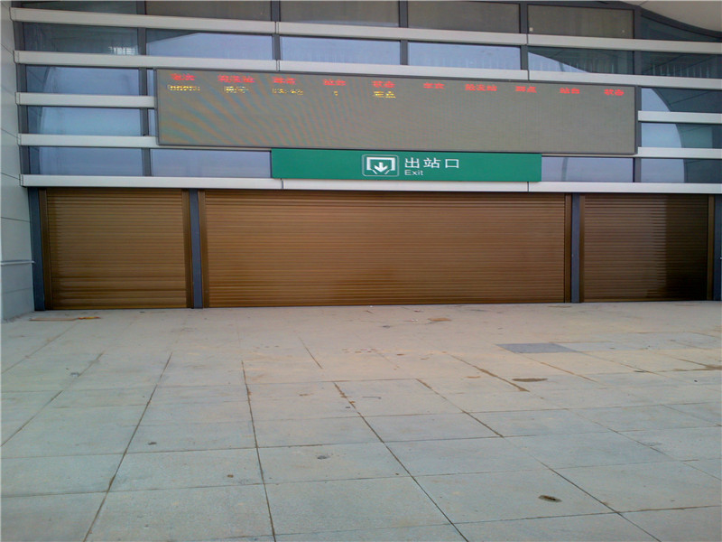 防城港高鐵站出口電動卷簾門案例 - 中出網(wǎng)-智能出入口與停車充電門戶
