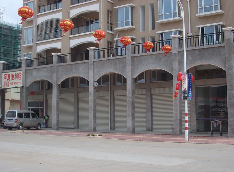 漳州常山瑞益花園卷簾門案例 - 中出網-智能出入口與停車充電門戶