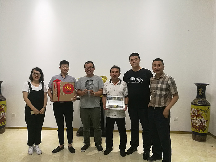 2017年耐維思對(duì)優(yōu)秀經(jīng)銷(xiāo)商進(jìn)行獎(jiǎng)杯授權(quán)