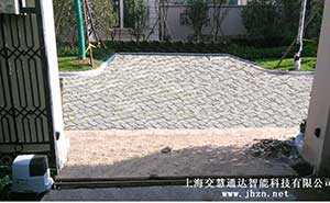 臨安紅楓園開門機(jī)案例 - 中出網(wǎng)-智能出入口與停車充電門戶