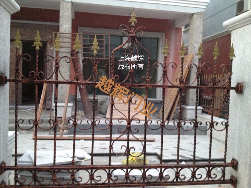 上海華新鎮(zhèn)鍍鋅鐵藝護欄案例 - 中出網(wǎng)-智能出入口與停車充電門戶