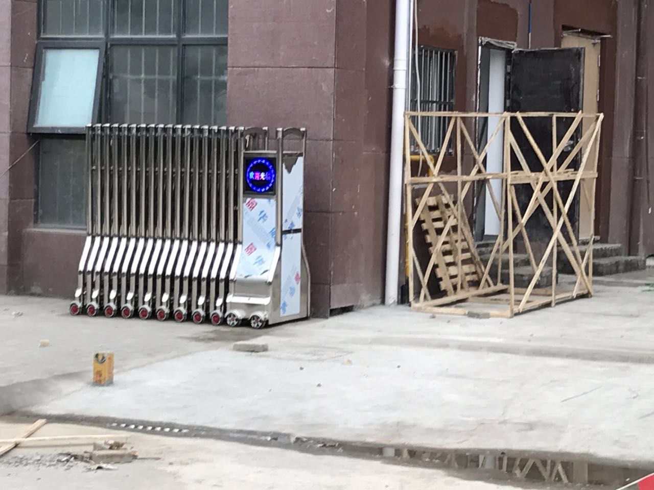 洪澤郵儲(chǔ)銀行電動(dòng)伸縮門案例 - 中出網(wǎng)-智能出入口與停車充電門戶