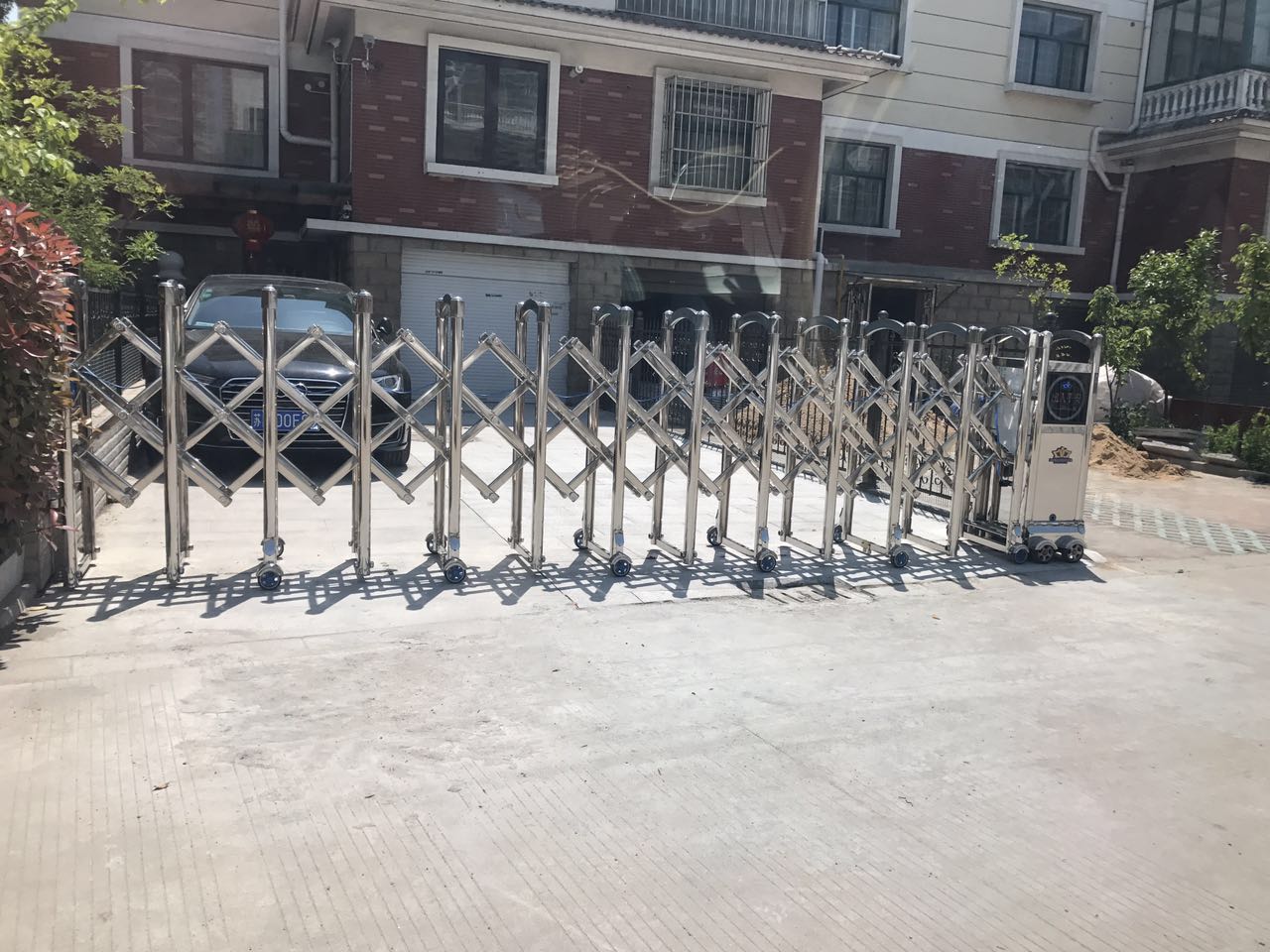 香榭麗小別墅電動(dòng)伸縮門案例 - 中出網(wǎng)-智能出入口與停車充電門戶