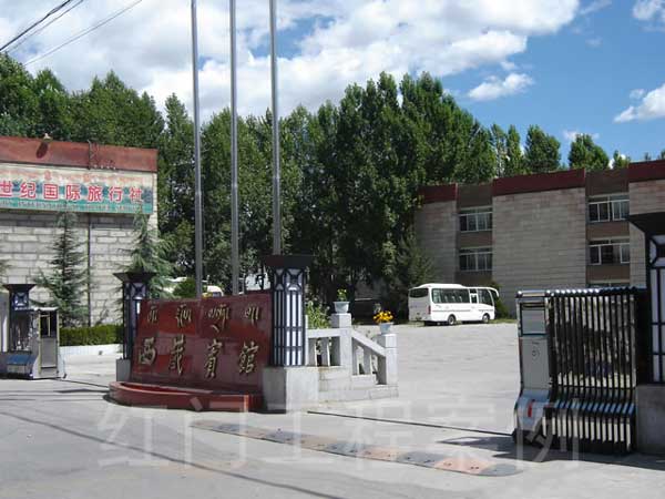 拉薩西藏賓館電動(dòng)伸縮門案例 - 中出網(wǎng)-智能出入口與停車充電門戶