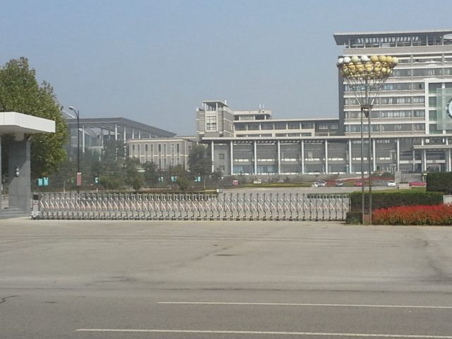 泰安泰山醫(yī)學(xué)院電動伸縮門案例 - 中出網(wǎng)-智能出入口與停車充電門戶