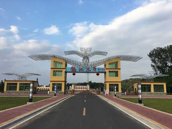 湛江鶴地水庫(kù)風(fēng)景區(qū)伸縮門案例 - 中出網(wǎng)-智能出入口與停車充電門戶