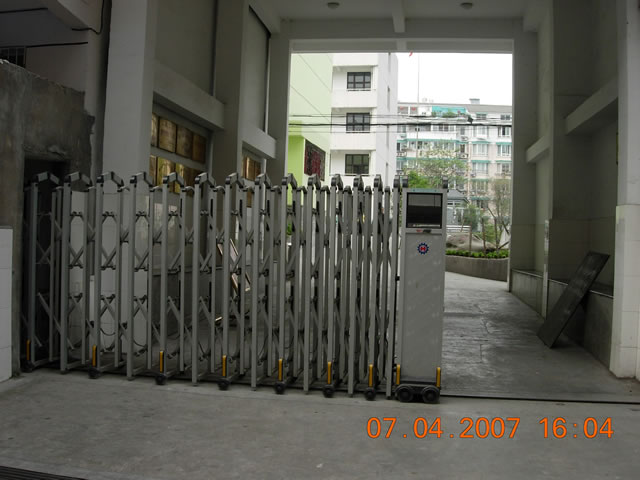 麗水市中山小學(xué)伸縮門案例 - 中出網(wǎng)-智能出入口與停車充電門戶