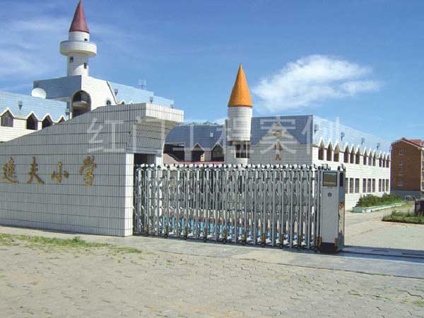 呼倫貝爾滿(mǎn)洲里逸夫小學(xué)伸縮門(mén)案例 - 中出網(wǎng)-智能出入口與停車(chē)充電門(mén)戶(hù)