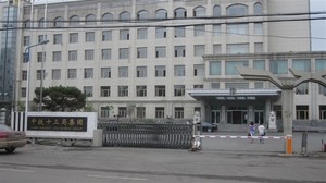 中鐵十三局集團(tuán)伸縮門案例 - 中出網(wǎng)-智能出入口與停車充電門戶