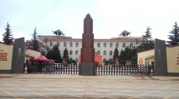 陸良縣小百戶中學伸縮門案例 - 中出網(wǎng)-智能出入口與停車充電門戶