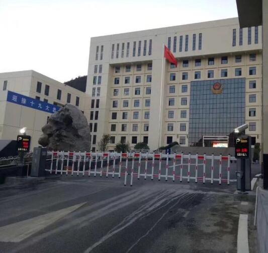 興義市公安局伸縮門案例 - 中出網(wǎng)-智能出入口與停車充電門戶