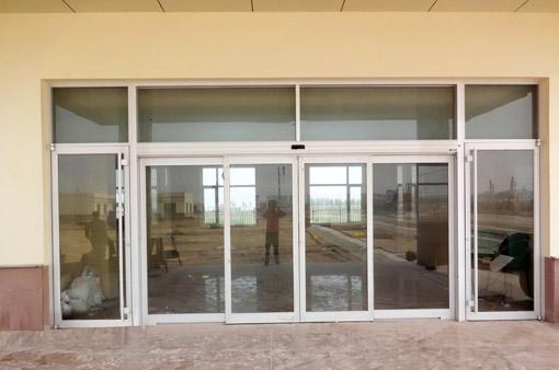 河口油區(qū)辦自動門案例 - 中出網(wǎng)-智能出入口與停車充電門戶