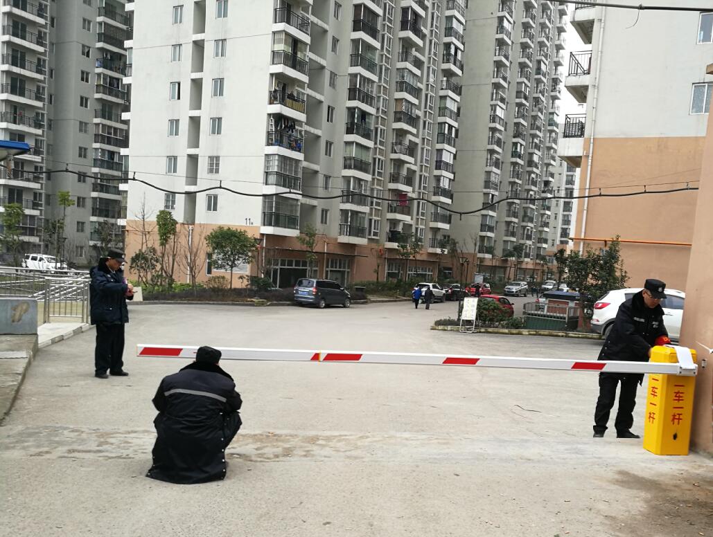 貴陽觀山湖區(qū)金陽保障房電動花桿道閘案例 - 中出網-智能出入口與停車充電門戶
