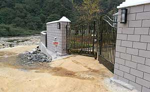 都勻大河橋私人豪宅平開(kāi)門電機(jī)案例 - 中出網(wǎng)-智能出入口與停車充電門戶