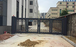 惠州市遠(yuǎn)大石化有限公司 折疊門X4A工程案例 - 中出網(wǎng)-智能出入口與停車充電門戶