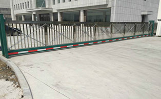 長(zhǎng)春CM735不銹鋼304 27米超長(zhǎng)懸浮門(mén)工程案例 - 中出網(wǎng)-智能出入口與停車(chē)充電門(mén)戶(hù)