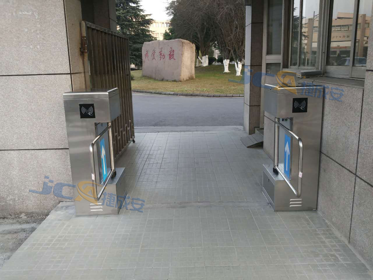 浙江湖州二中立式擺閘案例 - 中出網(wǎng)-智能出入口與停車充電門(mén)戶