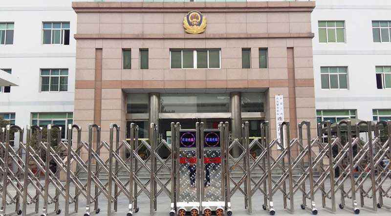 連云港武警支隊(duì)伸縮門案例 - 中出網(wǎng)-智能出入口與停車充電門戶