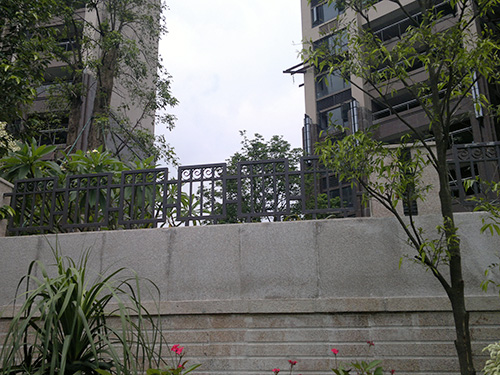 中寶世紀地產圍墻欄桿案例 - 中出網-智能出入口與停車充電門戶