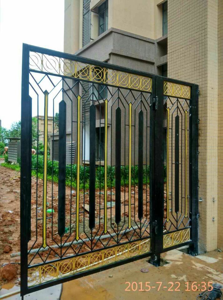 簡(jiǎn)易鐵藝大門(mén)