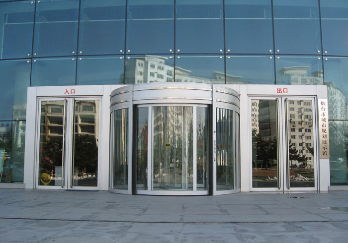 山東煙臺市城市規(guī)劃展覽館旋轉門工程案例 - 中出網(wǎng)-智能出入口與停車充電門戶