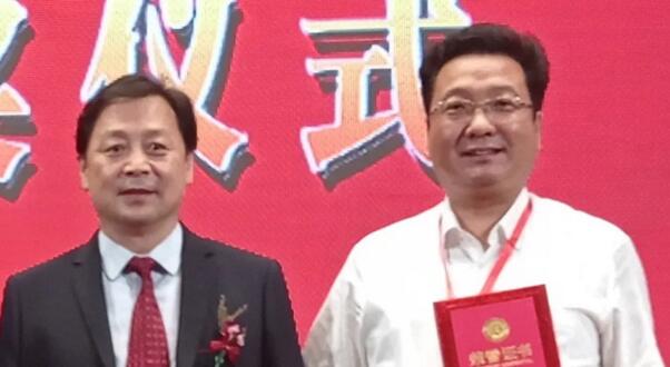 商務(wù)部機關(guān)事務(wù)管理局王霄先生為卓奧世鵬頒發(fā)了獎項