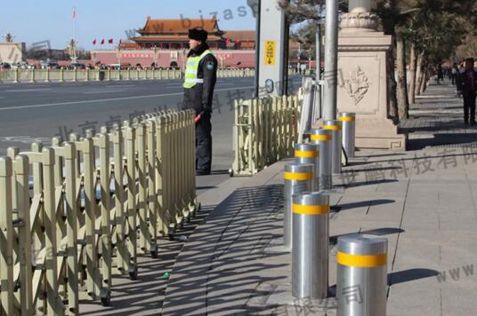 天安門(mén)、長(zhǎng)安街、各部級(jí)單位相繼安裝卓奧世鵬的全自動(dòng)升降柱、路障機(jī)等產(chǎn)品