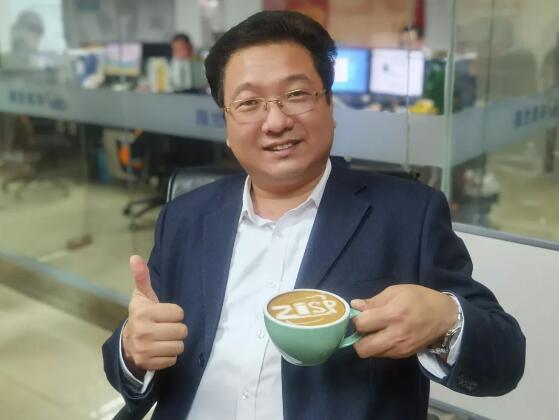 卓奧世鵬LOGO的拉花咖啡