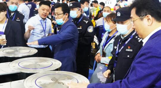 卓奧世鵬工作人員向客戶介紹產(chǎn)品