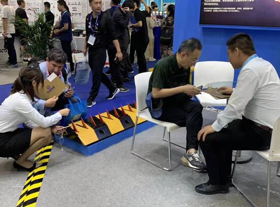 減速帶式破胎器 為客戶(hù)講解闖崗扎胎神器