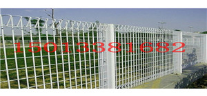 陽江外資企業(yè)車間隔離網(wǎng) 三角折彎護(hù)欄廠家定做 東莞圍墻密紋護(hù)欄