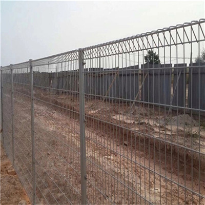 汕尾廠區(qū)圍墻隔離柵 廠家定做車(chē)間護(hù)欄網(wǎng) 惠州頂部三角形護(hù)欄價(jià)格