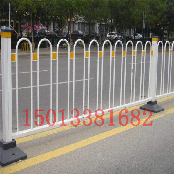 道路鋅鋼護欄生產(chǎn)廠家 廣州交通防撞欄桿