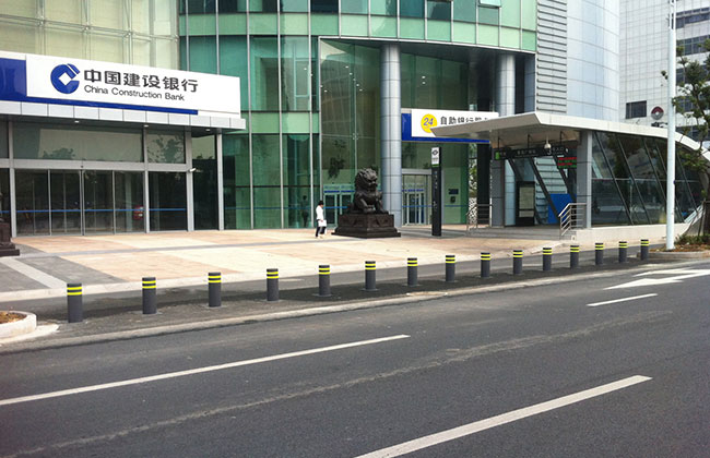 建設(shè)銀行升降柱案例 - 中出網(wǎng)-智能出入口與停車(chē)充電門(mén)戶