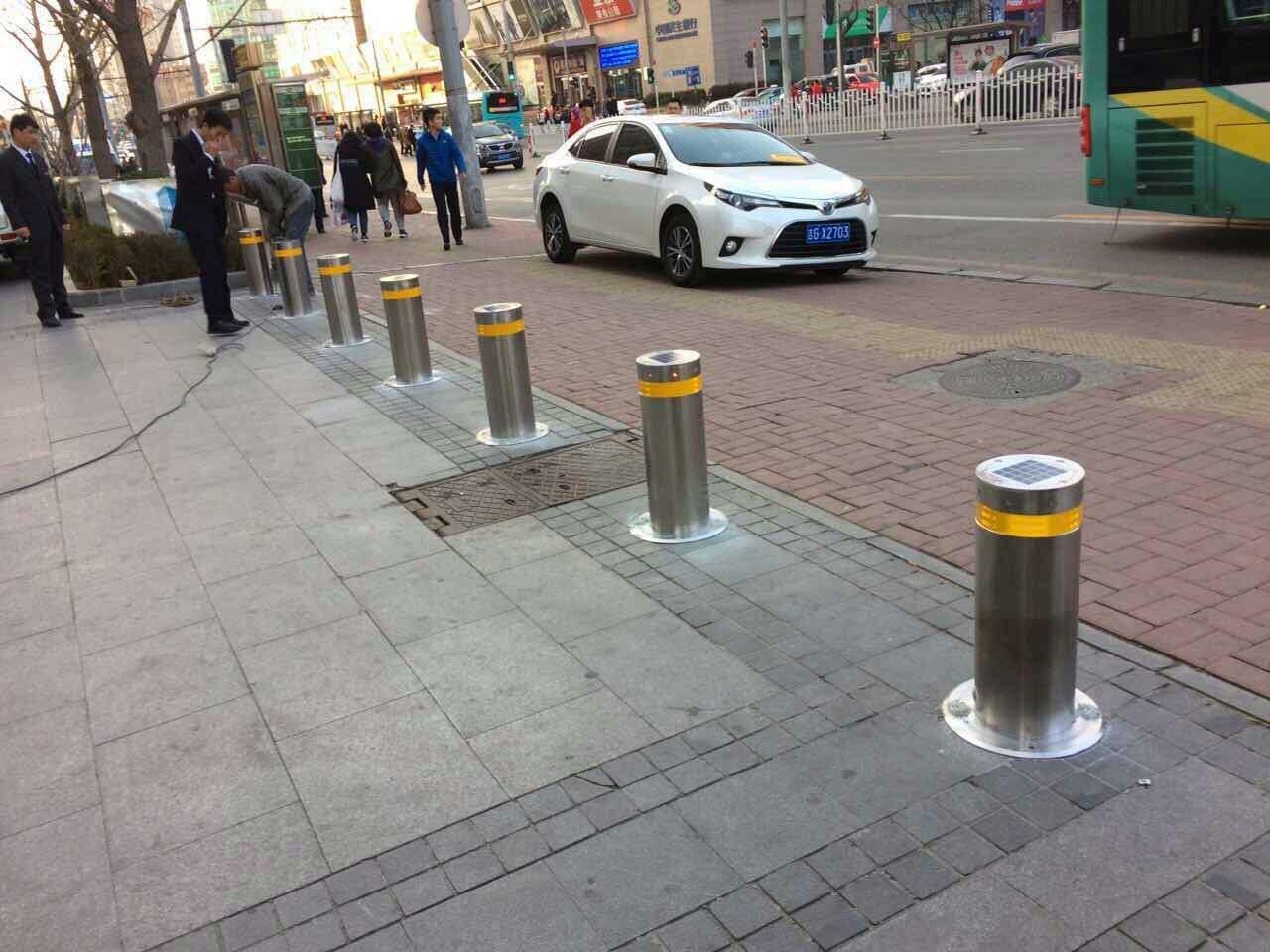 大連市甘井子區(qū)某機(jī)關(guān)單位項(xiàng)目升降柱案例 - 中出網(wǎng)-智能出入口與停車充電門戶