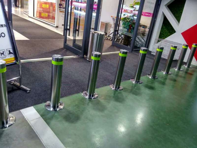 河南新田360廣場(chǎng)定制款可移動(dòng)不銹鋼路樁案例 - 中出網(wǎng)-智能出入口與停車充電門戶
