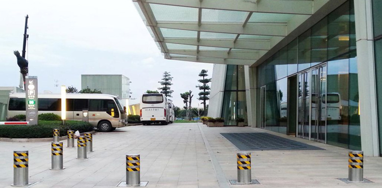 交通車站門口液壓自動升降柱案例 - 中出網(wǎng)-智能出入口與停車充電門戶